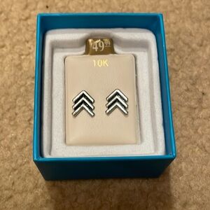 Piercing Pagoda arrow stud earrings